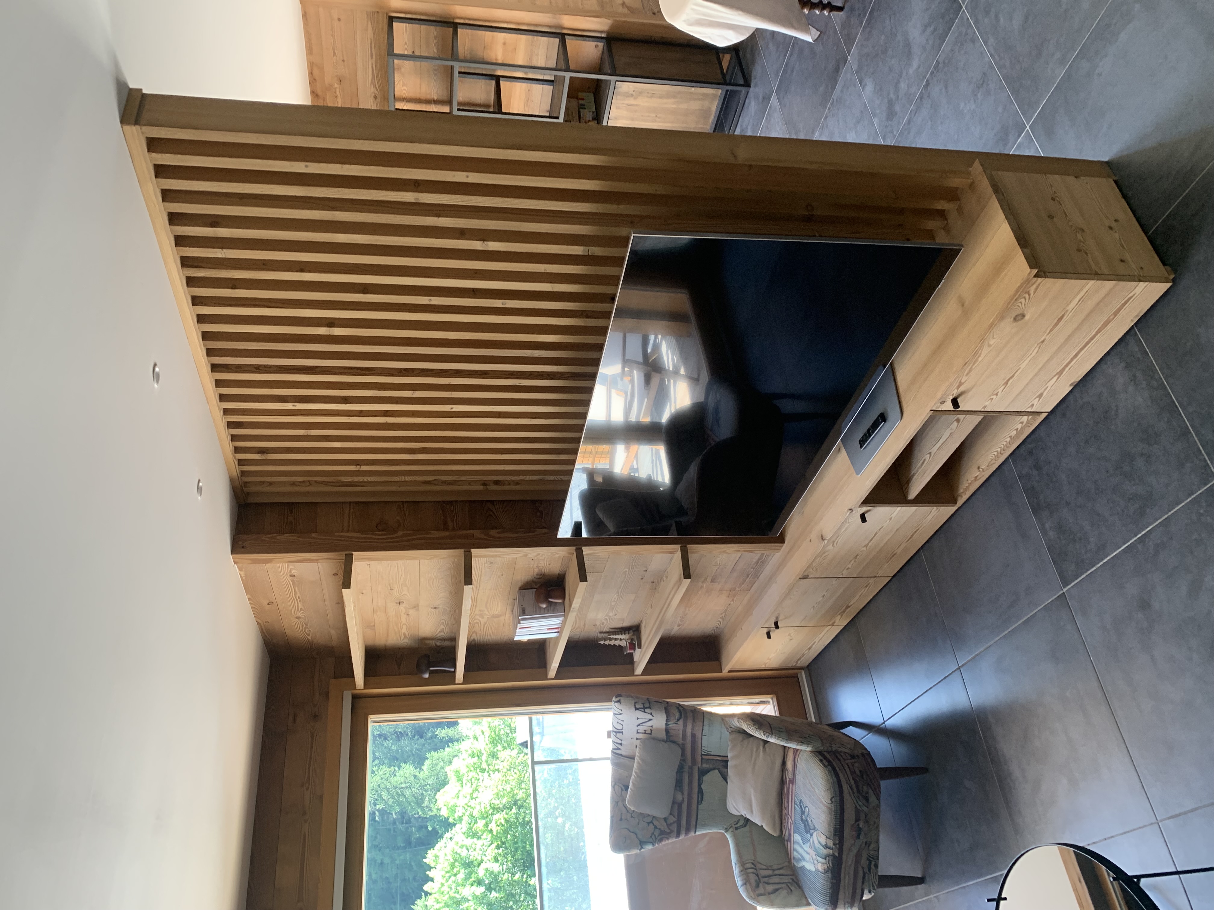 Claustra%20en%20bois%2c%20meuble%20tv%20%c3%a0%20briancon
